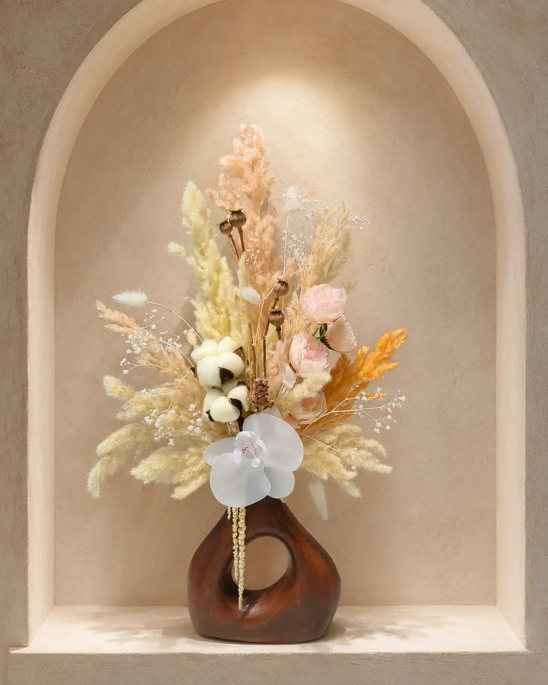 Aube poudrée, composition en fleurs séchées ivoire et rose dans un vase circulaire brun