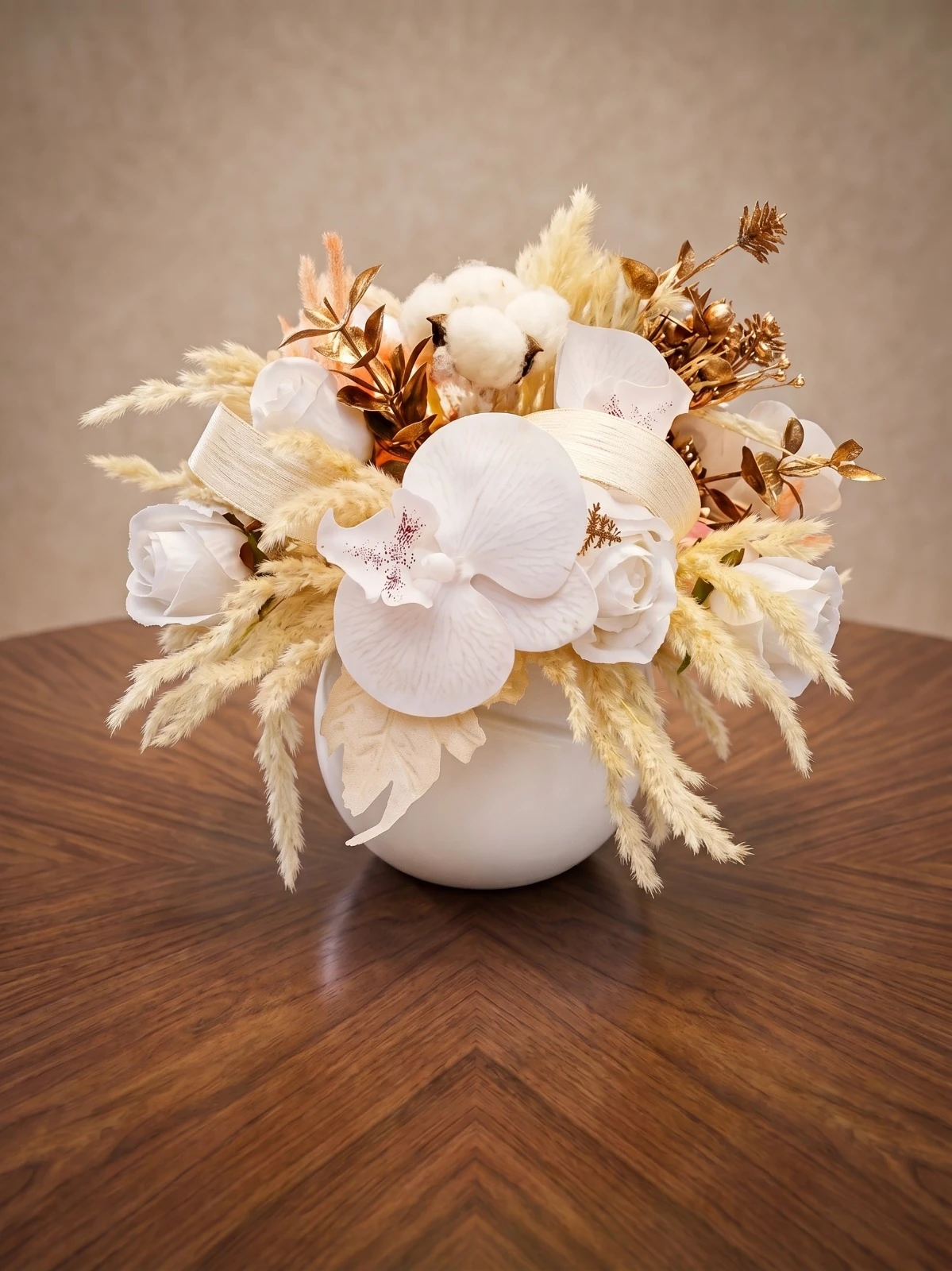 Bouquet ivoire — composition florale blanc, ivoire et doré dans un vase décoratif