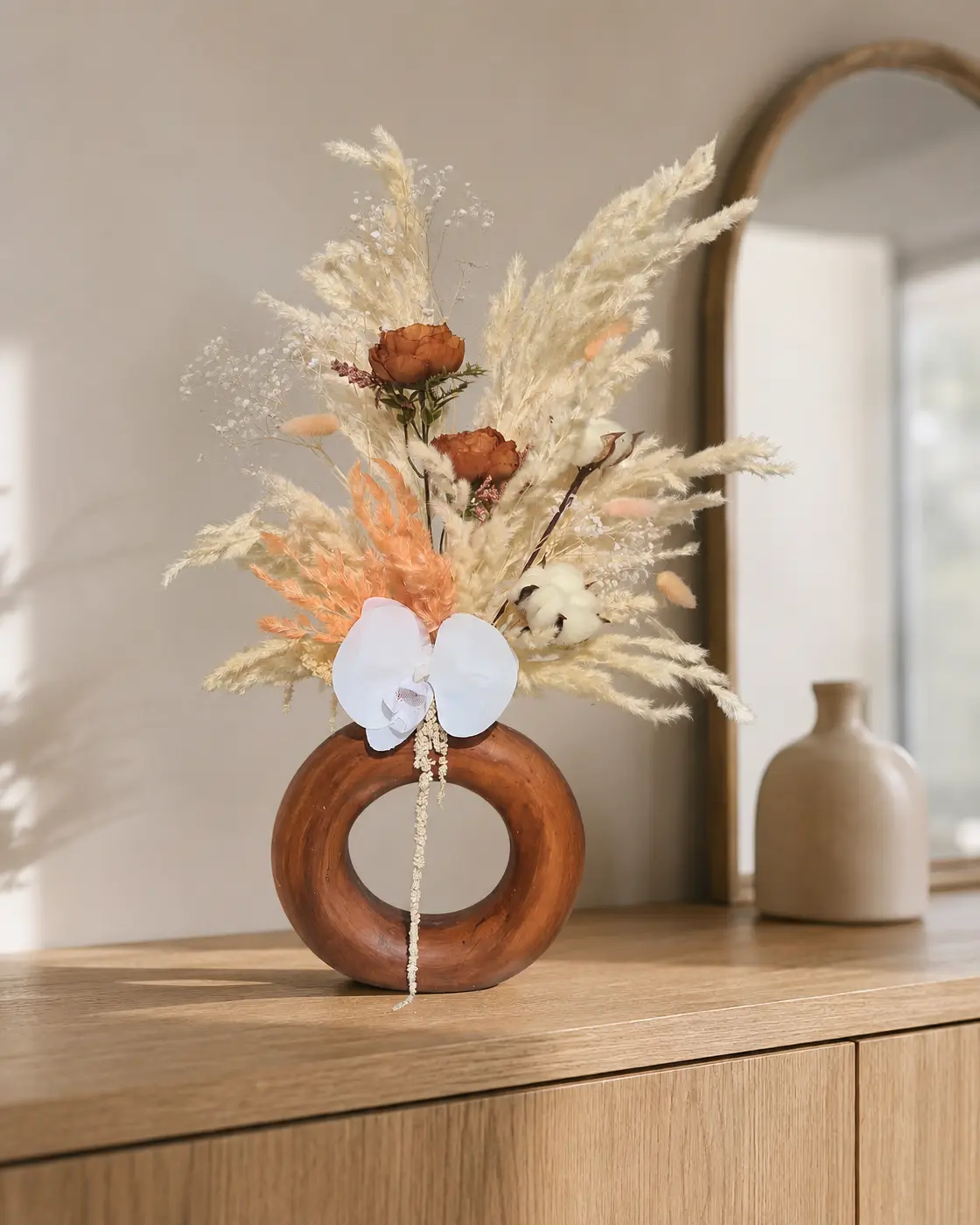 Cercle ivoire, composition en fleurs séchées crème et caramel dans un vase circulaire brun