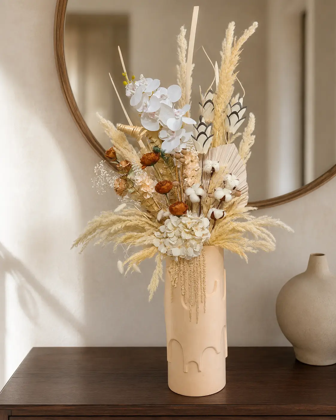 Éclat ivoire, grande composition en fleurs séchées dans un vase cylindrique beige