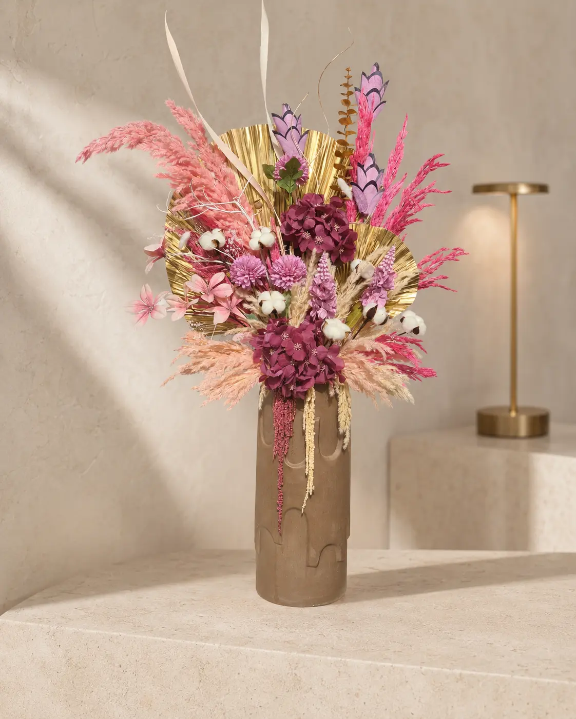 Grenat floral, grande composition en fleurs séchées roses et grenat dans un vase taupe