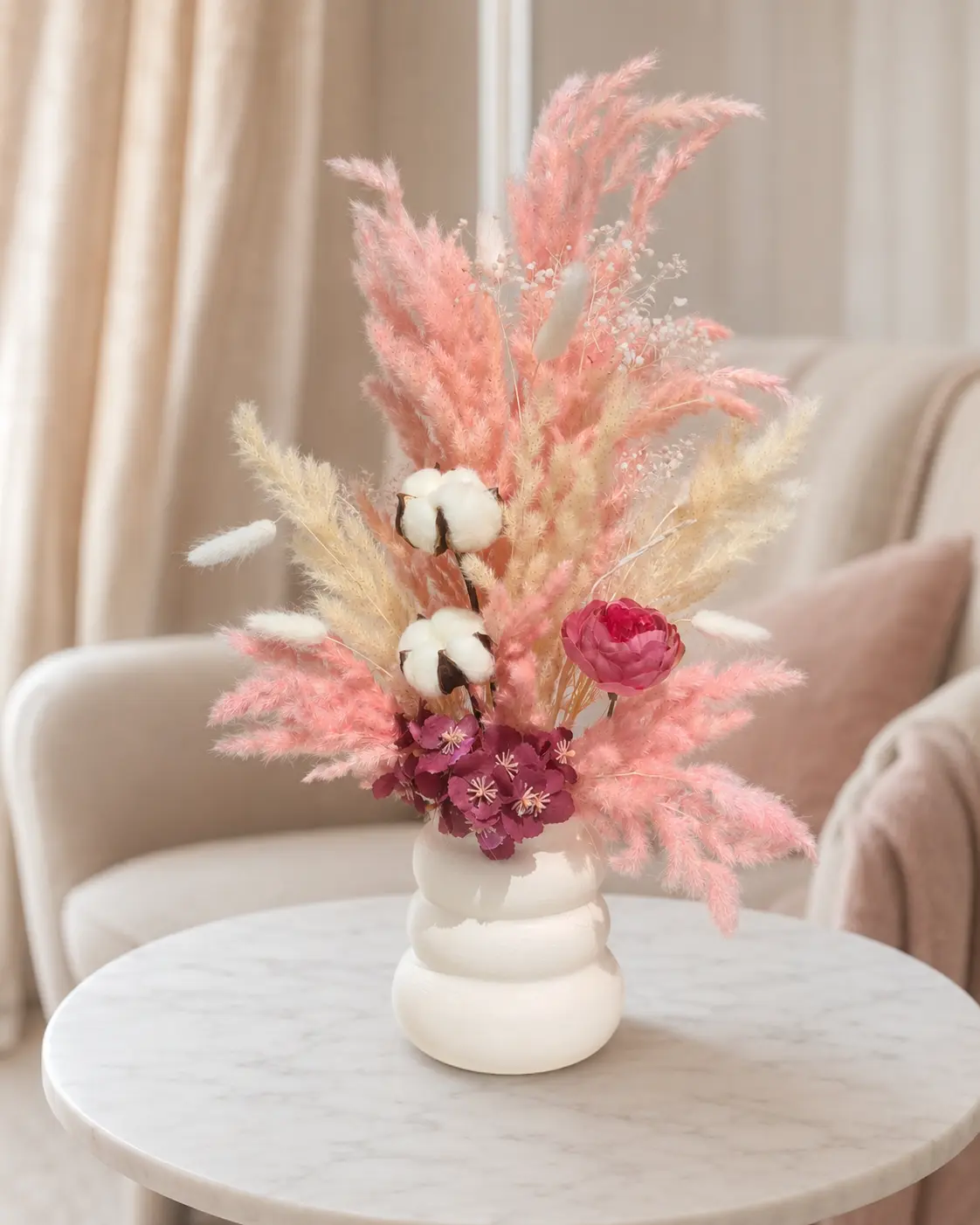 Nuage rose, petite composition en fleurs séchées roses dans un vase blanc