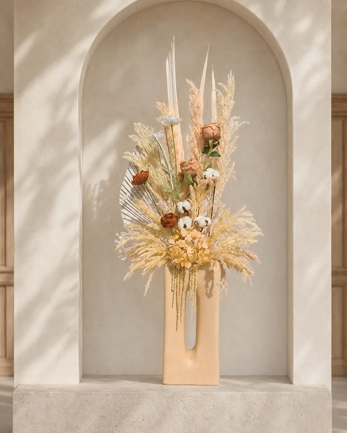 Sable élancé, grande composition en fleurs séchées beige dans un vase haut ajouré