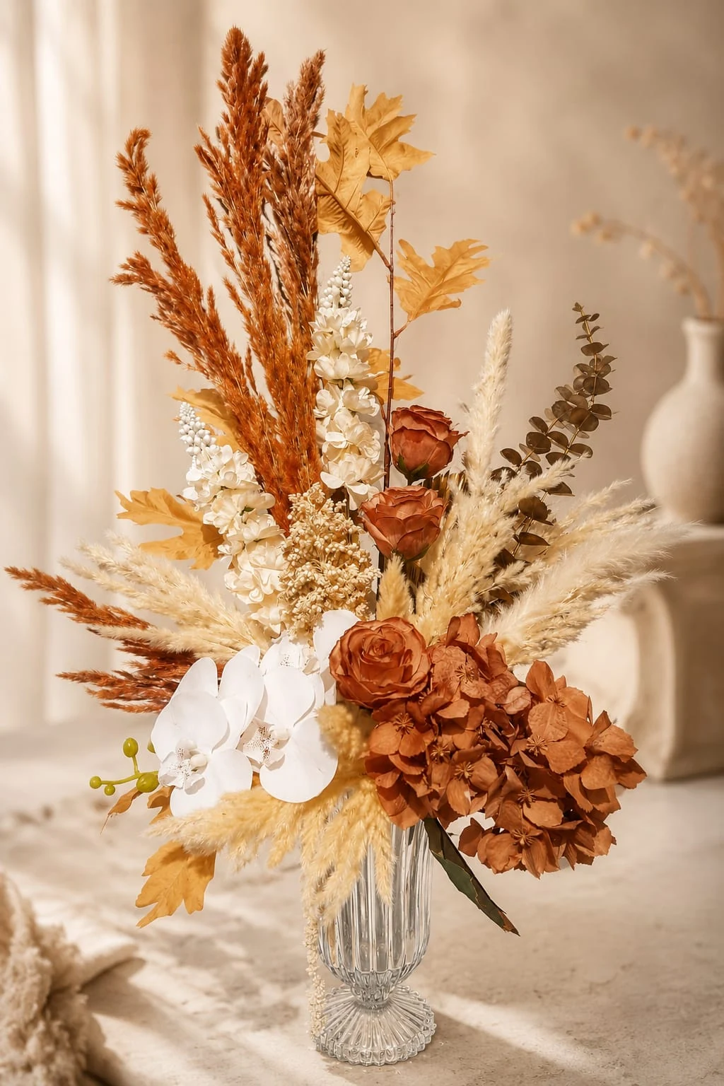 Terracotta cristalline, composition en fleurs séchées terracotta et ivoire dans un vase en verre cannelé